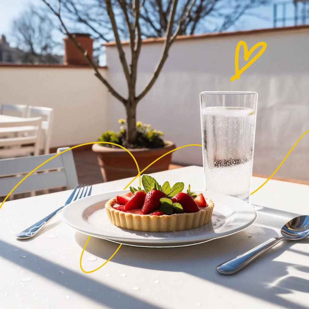 Une tarte aux fraises et à la menthe avec un verre d'eau